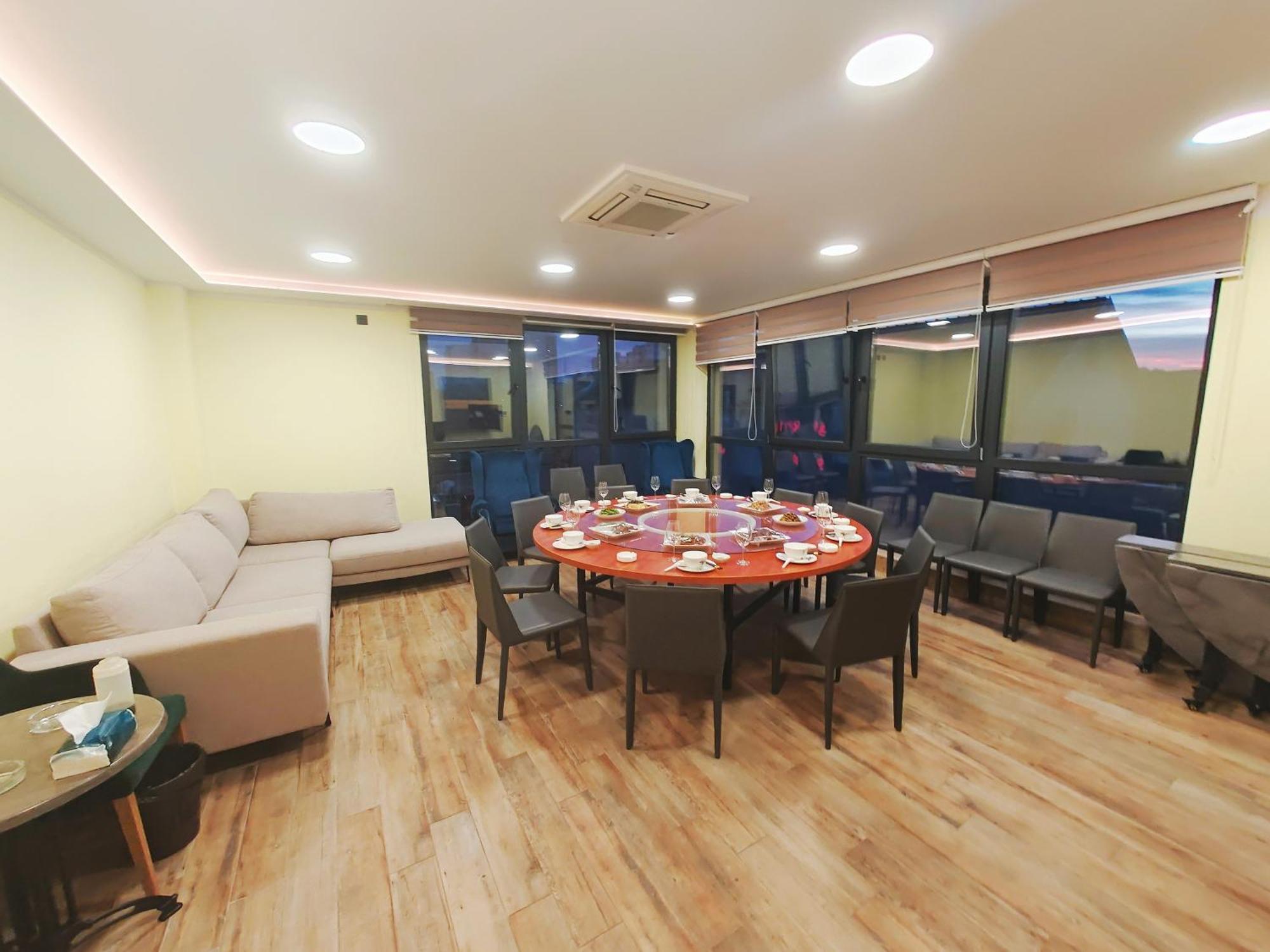 H.T Hotel Belgrade Extérieur photo